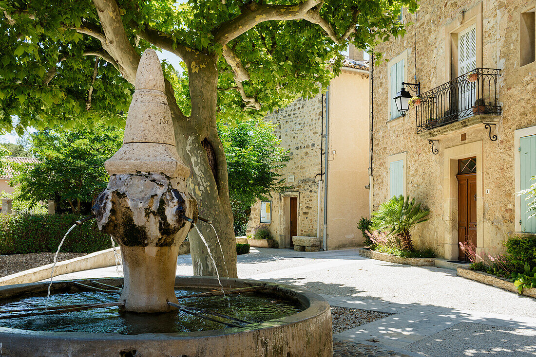 Medieval fontain, Puymeras, Departement Vaucluse, Provence-Alpes-Cote d´Azur, Provence, France