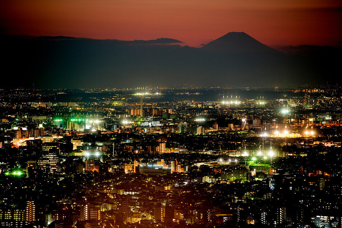 Tokio im Januar zur blauen Stunde, teilweise mit Blick auf den Fujiyama, Tokiio, Japan