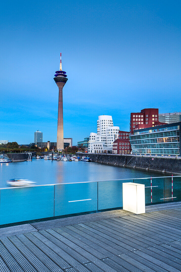 Moderne Gebäude und Fernsehturm im Abendlicht, Medienhafen, Düsseldorf, Nordrhein Westfalen, Deutschland