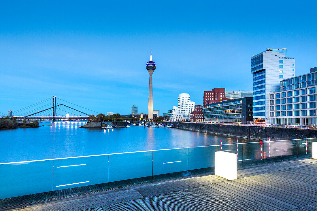 Moderne Gebäude und Fernsehturm im Abendlicht, Medienhafen, Düsseldorf, Nordrhein Westfalen, Deutschland