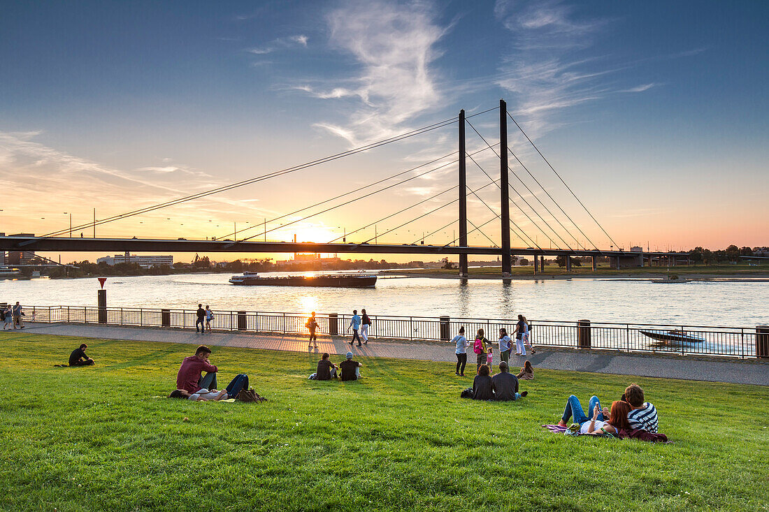 Sonnenuntergang, Rheinwiese, Düsseldorf, Nordrhein Westfalen, Deutschland