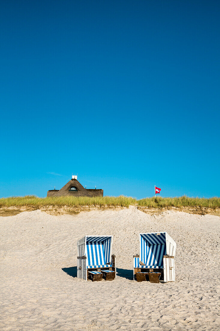 Strandkörbe und Reethaus, Kampen, Sylt, Nordfriesland, Schleswig-Holstein, Deutschland