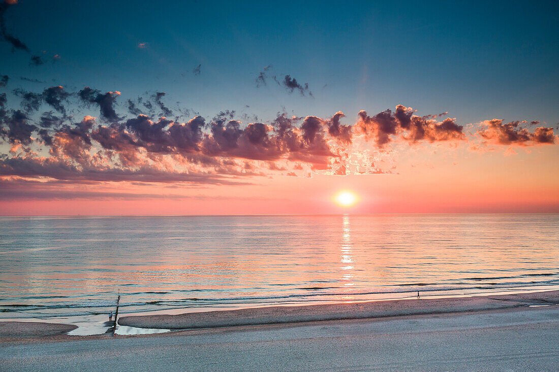 Sonnenuntergang über dem Meer, Wenningstedt, Sylt, Nordfriesland, Schleswig-Holstein, Deutschland