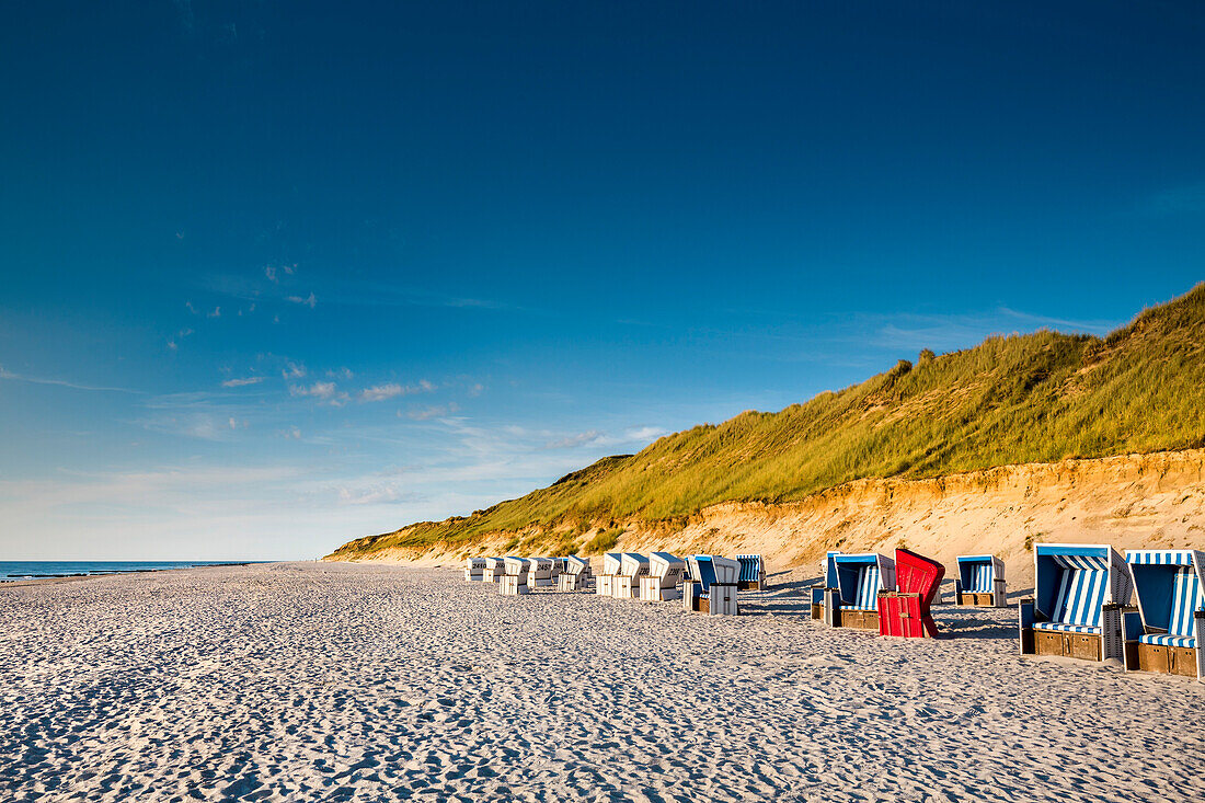 Beach chairs, red cliff, Wenningstedt, Sylt Island, North Frisian Islands, Schleswig-Holstein, Germany
