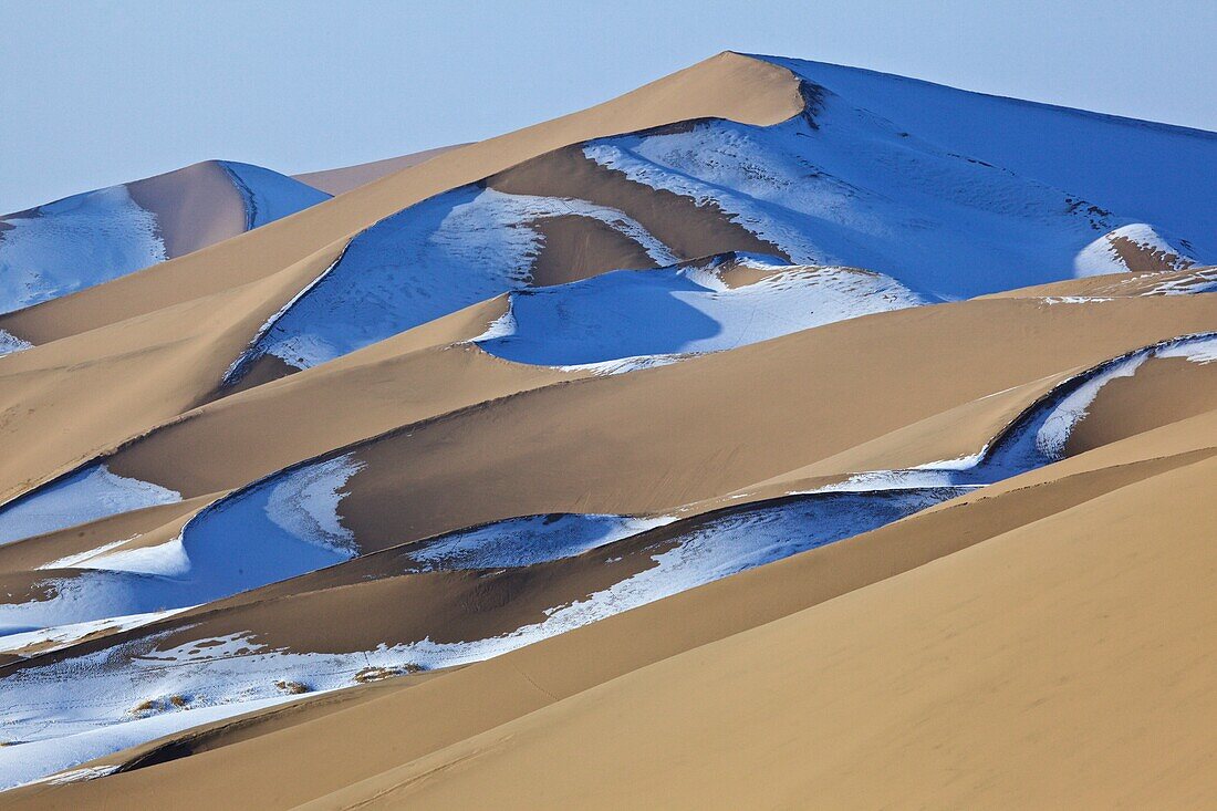 schneebedeckte Sanddünen des Khongor Els in der Wüste Gobi, Mongolei