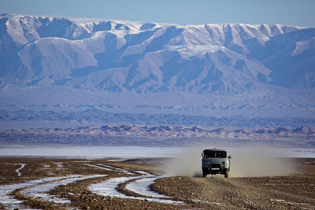 Bus in der Wüste Gobi im Winter, Mongolei