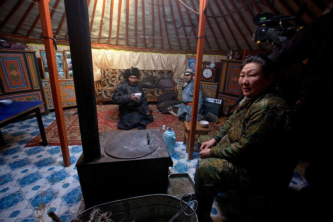 in einer mongolischen Nomadenjurte, Mongolei