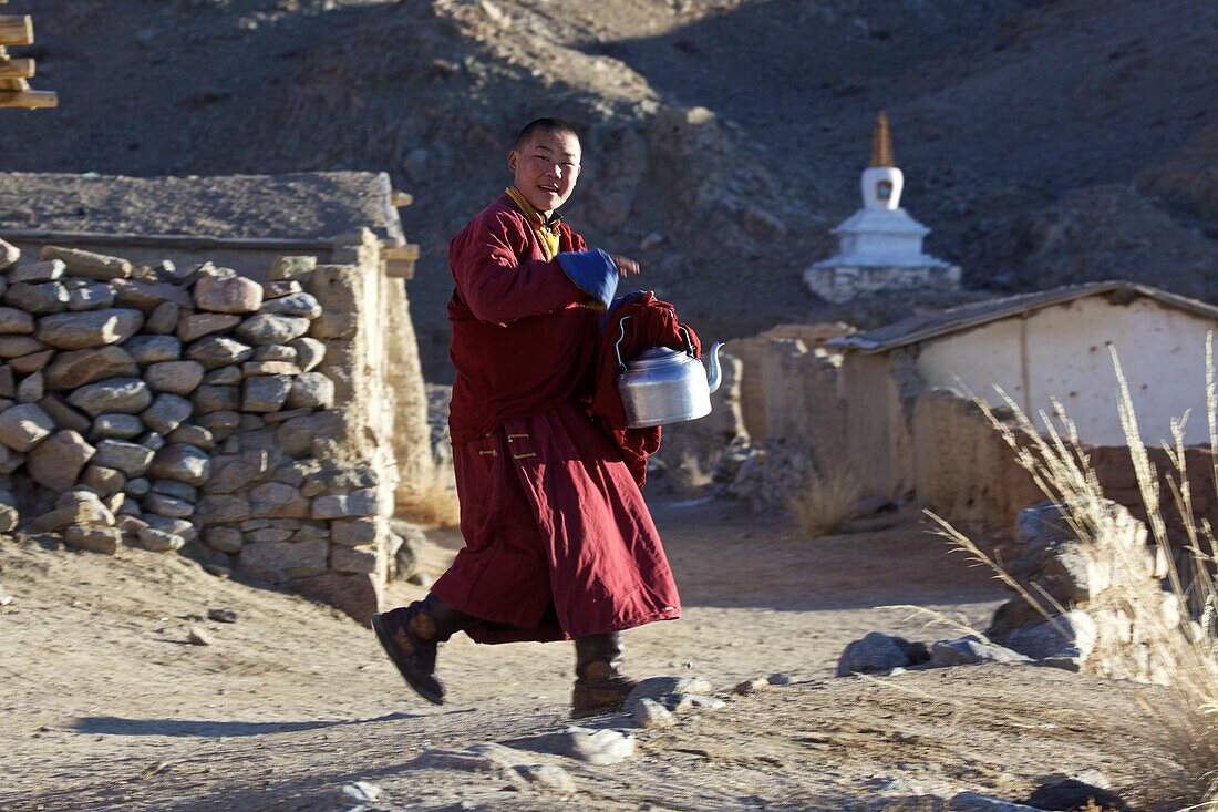 Mönch mit Wasserkessel im Kloster Amarbuyant, Mongolei