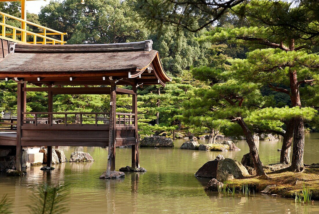 Gärten, Kinkakuji-Tempel, Der Goldene Pavillon, Rokuon-ji-Tempel, Kyoto, Japan.