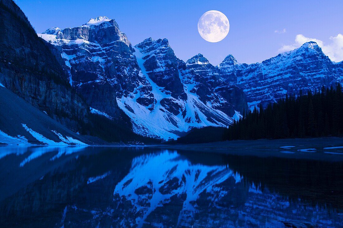 MORAINE LAKE WENNKCHEMNA PEAKS BANFF NATIONAL PARK ALBERTA CANADA