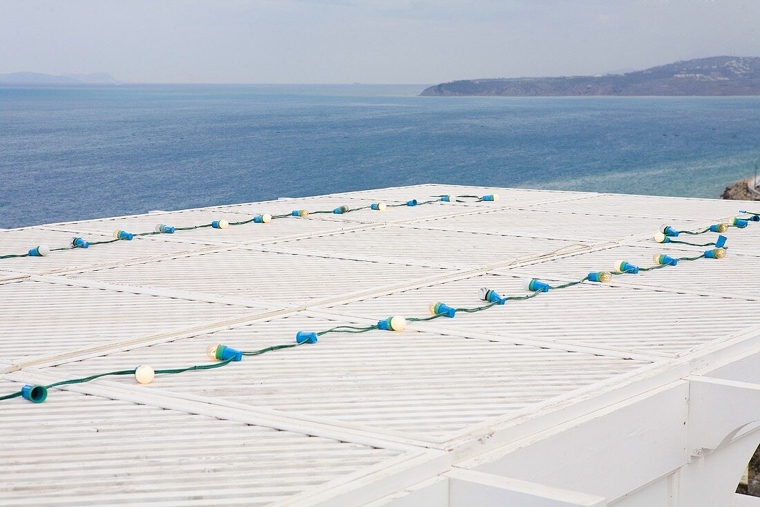 Blick über Strandhausdach auf das Meer