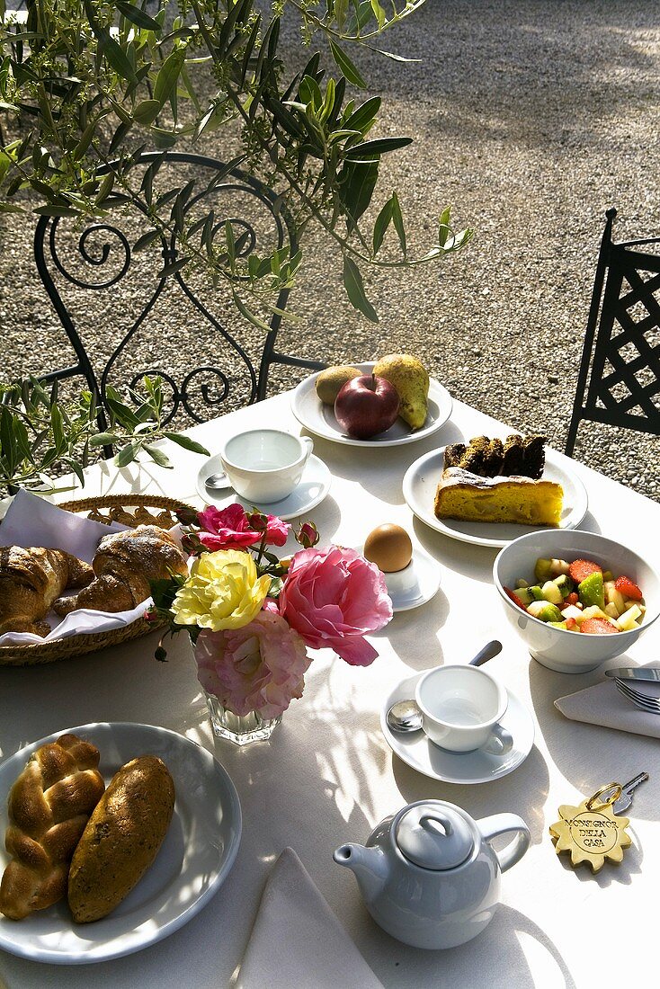 A breakfast table outside in the sun