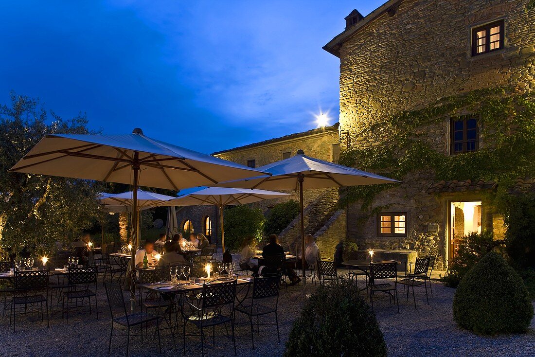 Nachtstimmung auf Terrasse eines Mediterraner Landgasthauses