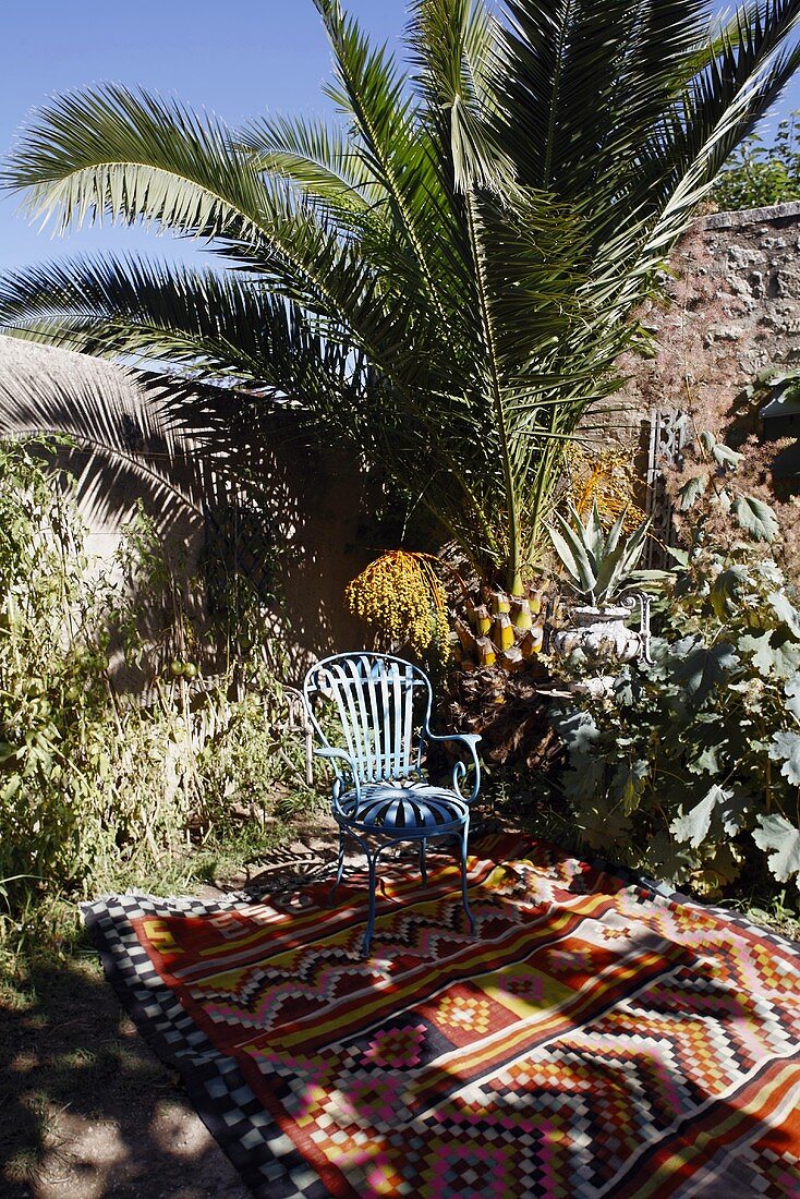 Picknickdecke im marokkanischen Stil in afrikanischer Landschaft
