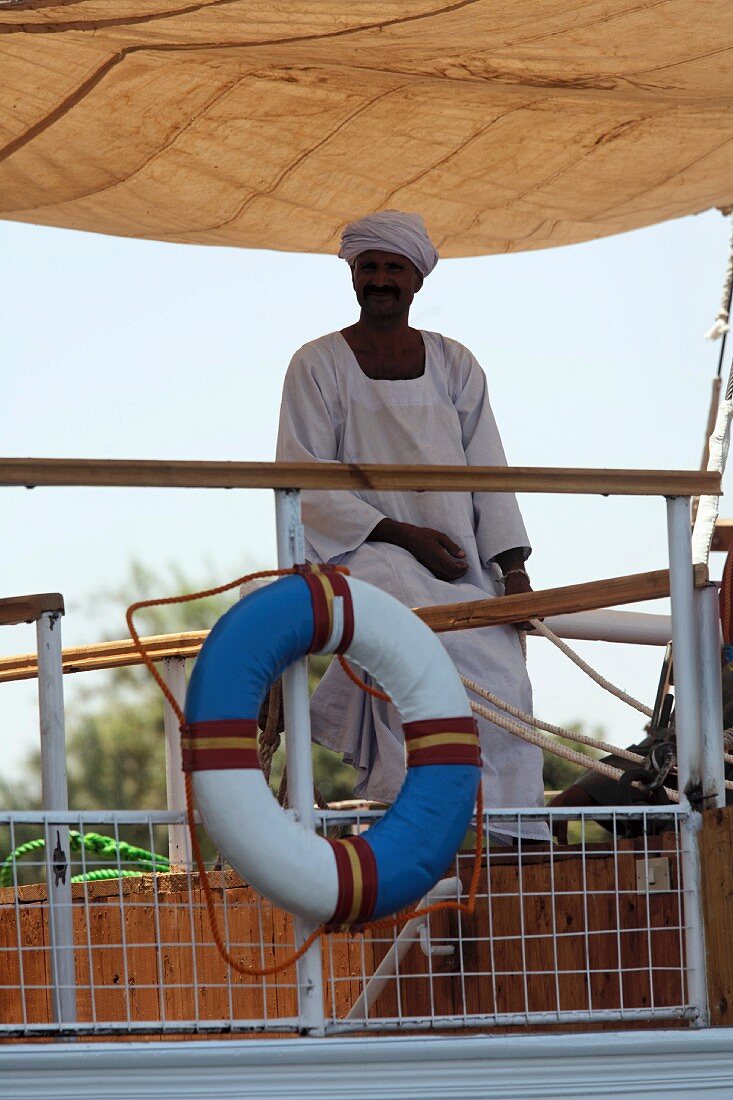 Afrikanischer Passagier auf Reling einer Fähre, Nil, Ägypten