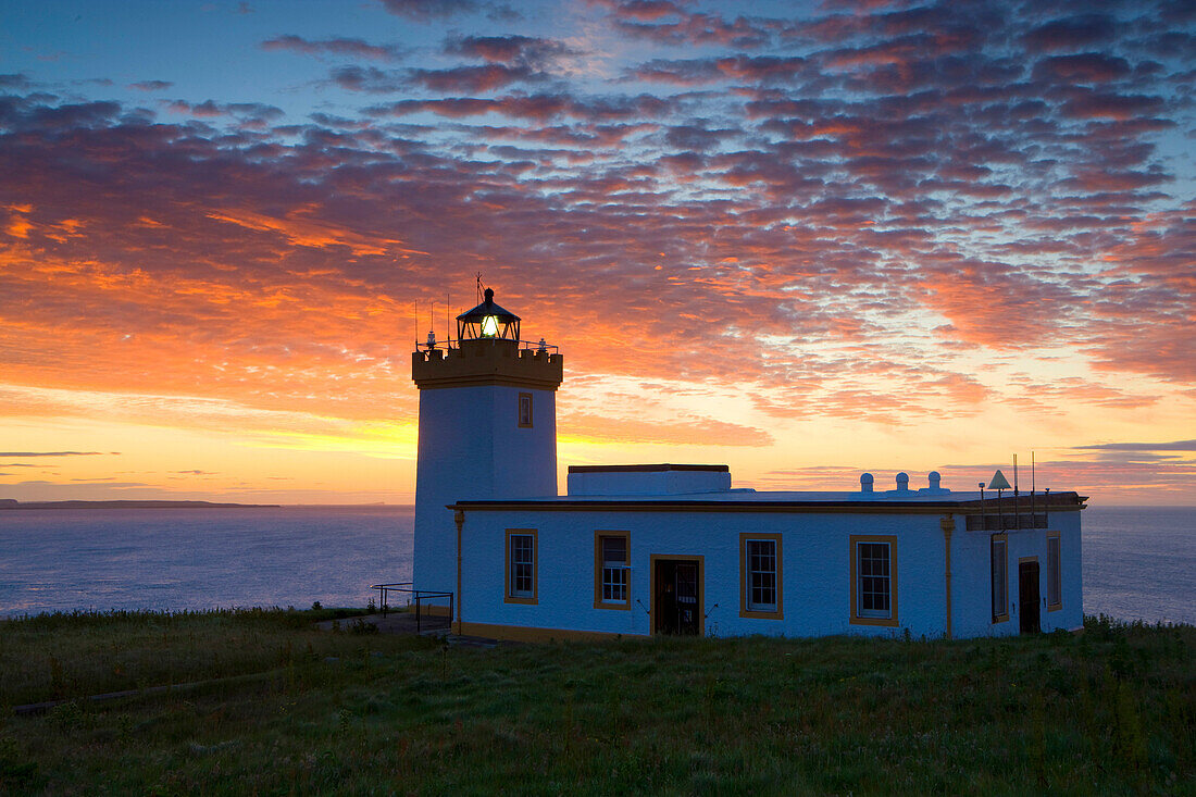 Duncansby Head, Great Britain, Scotland, Europe, sea, coast, lighthouse, daybreak, sunrise, clouds