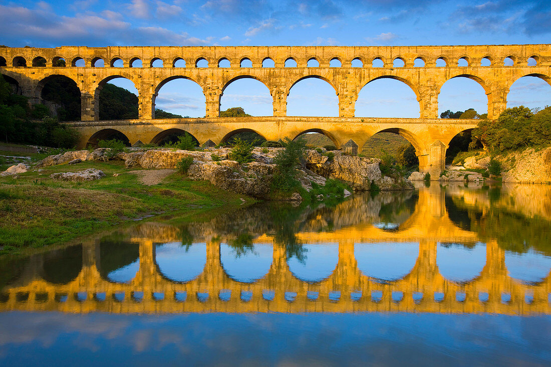 Pont du Gard, France, Europe, Languedoc_Roussillon, river, flow, bridge, aqueduct, Roman site, place, reflection, morning light