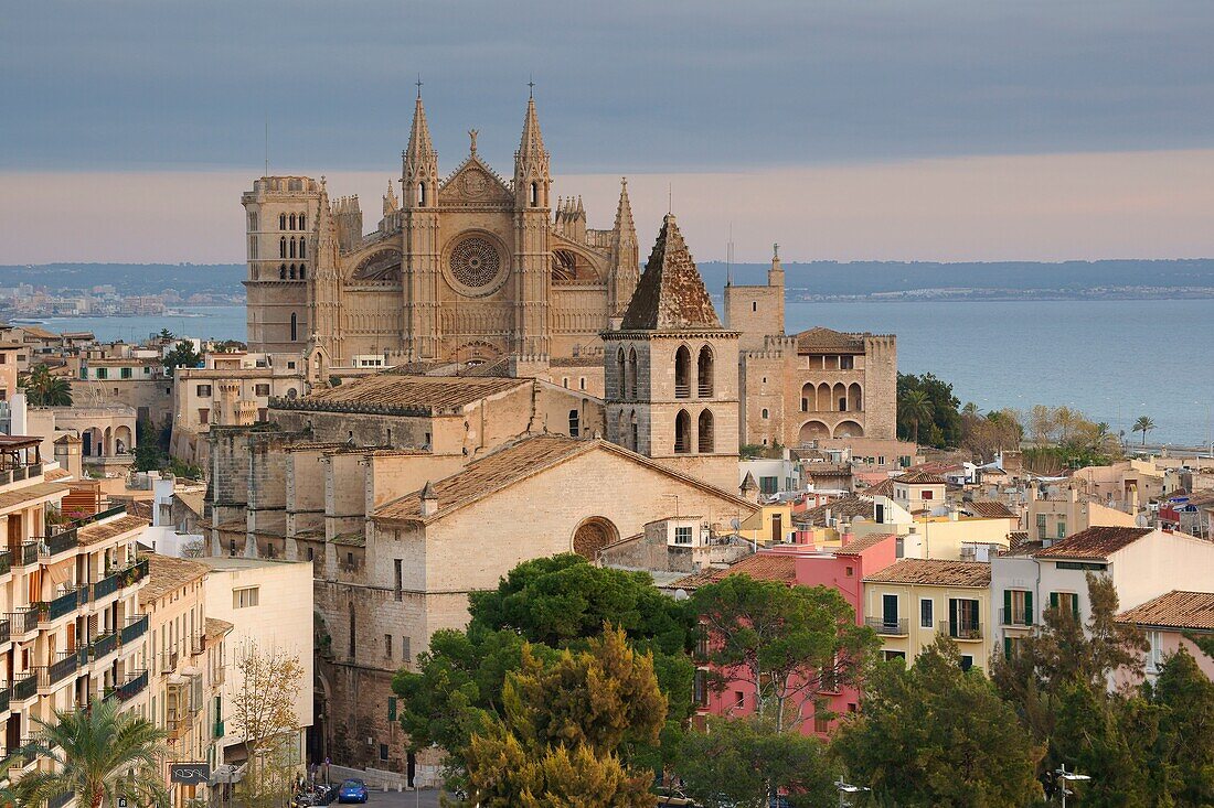 Kathedrale von Palma La Seu sigloIV-XVI und Kirche La Santa Creu XIV Seemannsviertel Puig de Sant Pere Mallorca Palma Islas Baleares Spanien