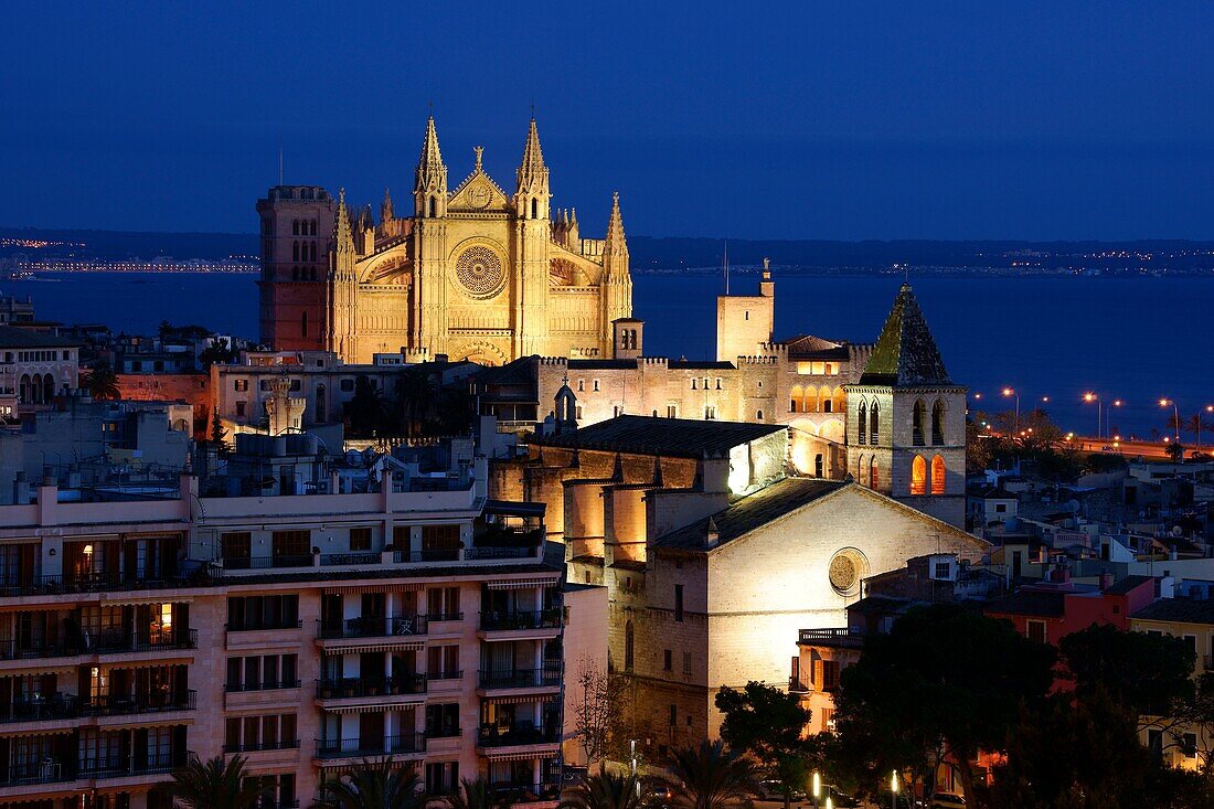 Kathedrale von Palma La Seu sigloIV-XVI und Kirche des Seemannsviertels La Santa Creu XIV Puig de Sant Pere Mallorca Palma Islas Baleares Spanien