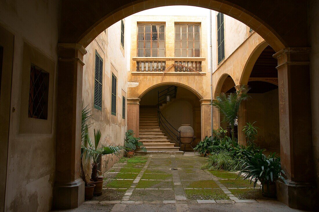 Can Dameto de la Quartera XVI-XVII century, courtyard, Historic Center, Palma Mallorca, Balearic Islands, Spain