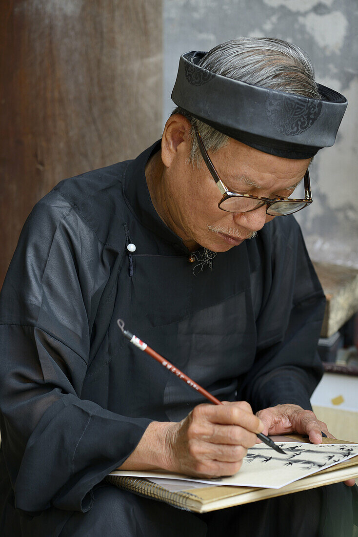 Vietnam, Hanoi, Old town, Painter and calligrapher.