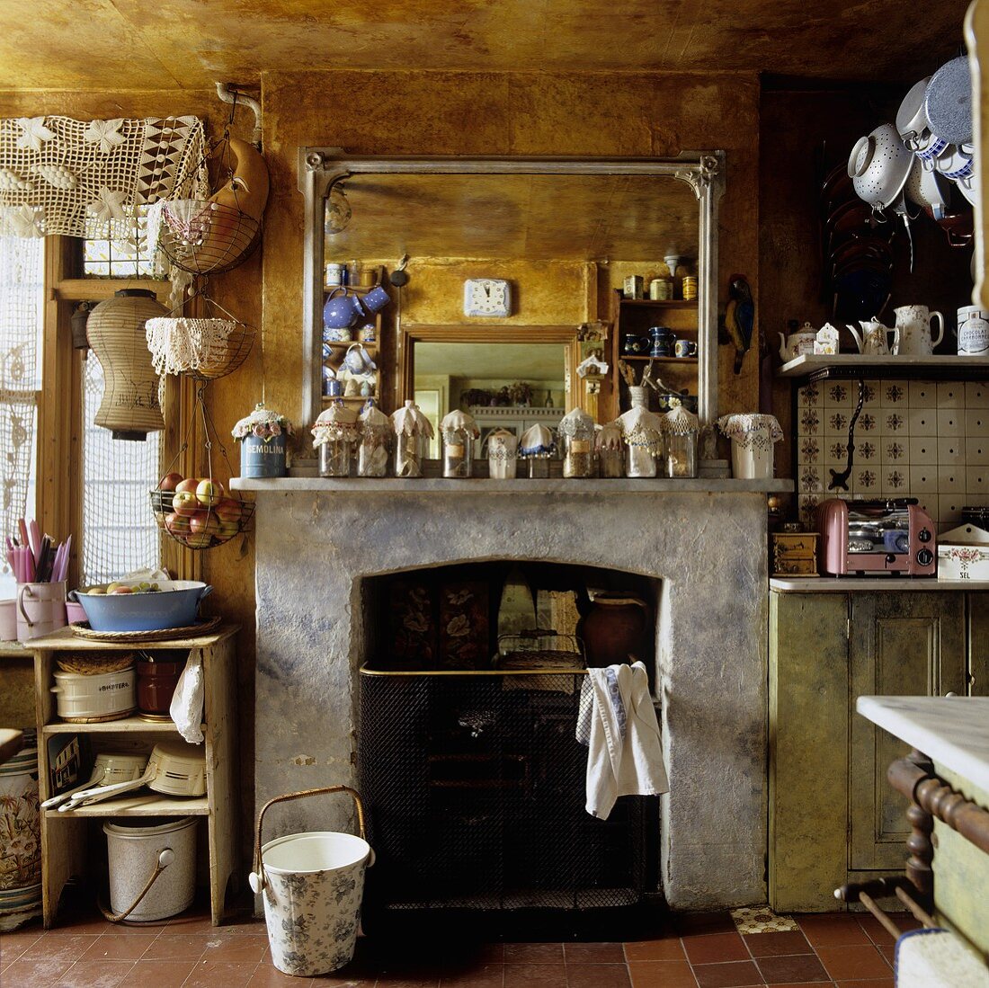 Landhausküche mit verrusstem Charme - Vorratsgläser vor Spiegel auf Kaminsims