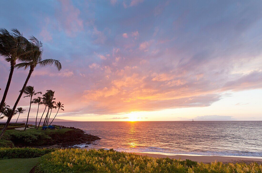 Spectacular sunset at Ulua Beach, Wailea, Maui, Hawaii