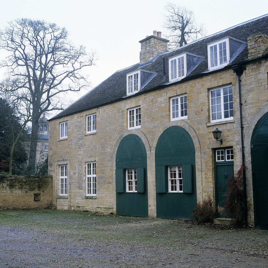 Englisches Landhaus mit Natursteinfassade und verlassener Hofplatz