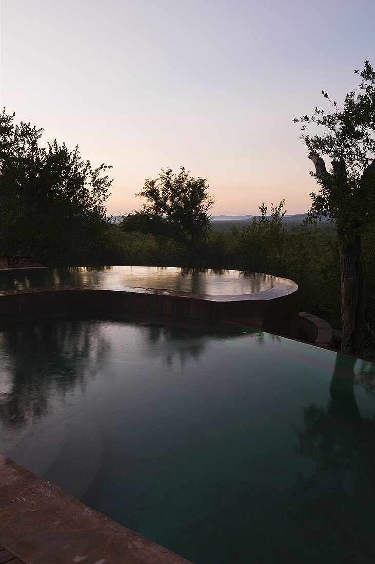 Abendstimmung über Pool in südafrikanischer Landschaft