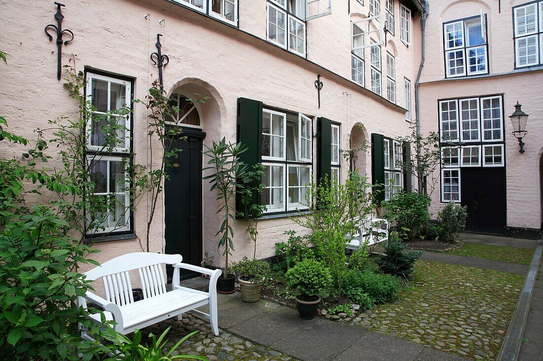 Germany, Schleswig-Holstein, Lübeck, Füchtingshof courtyard.