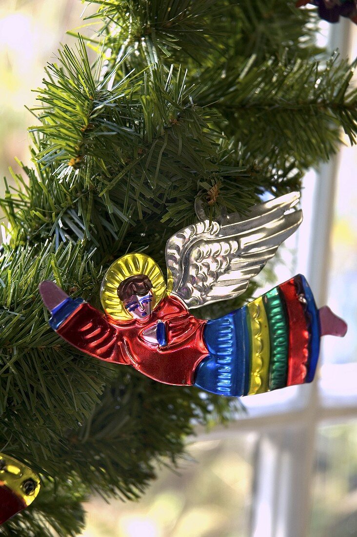 Bunter Weihnachtsengel aus Metall am Tannenzweig