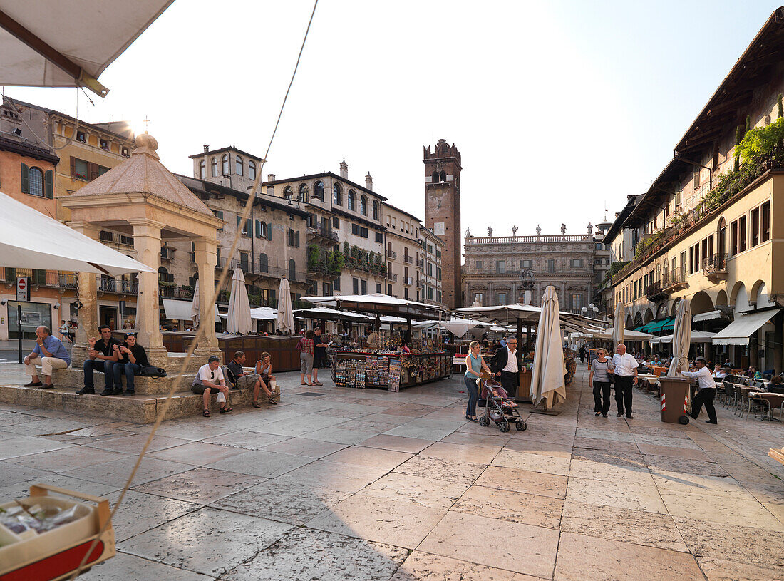 Piazza delle Erbe mit Torre del Gardello im Hintergrund, Verona, Venetien, Italien