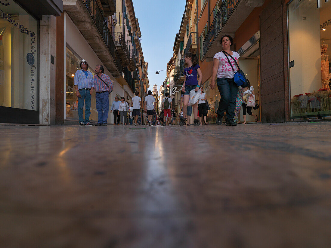 Pedestrians passing shopping street Via Giuseppe Mazzini, Verona, Veneto, Italy