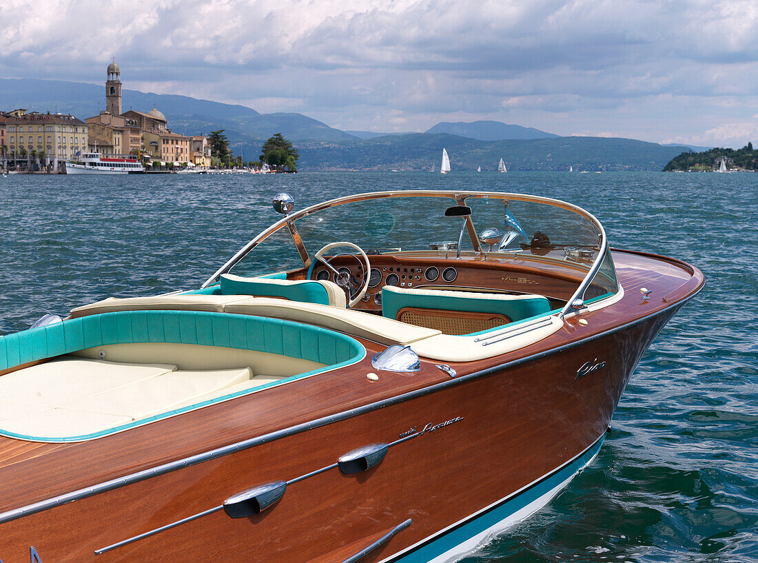 Hölzernes Motorboot auf dem Gardasee, Salo, Brescia, Lombardei, Italien