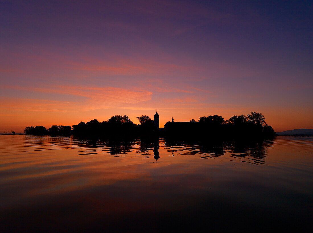 Fraueninsel im Morgenrot, Chiemsee, Bayern, Deutschland