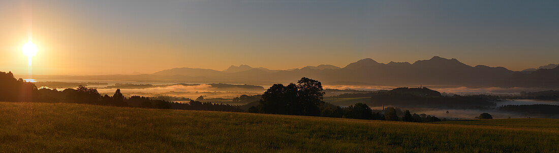 Panoramablick von der Ratzinger Höhe über Chiemsee und Chiemgau, Bayern, Deutschland