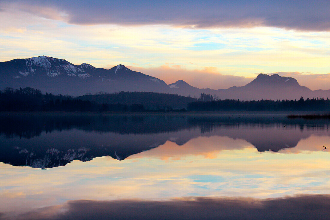 Bergkette mit Hochries spiegelt sich im Simssee, Oberbayern, Bayern Deutschland