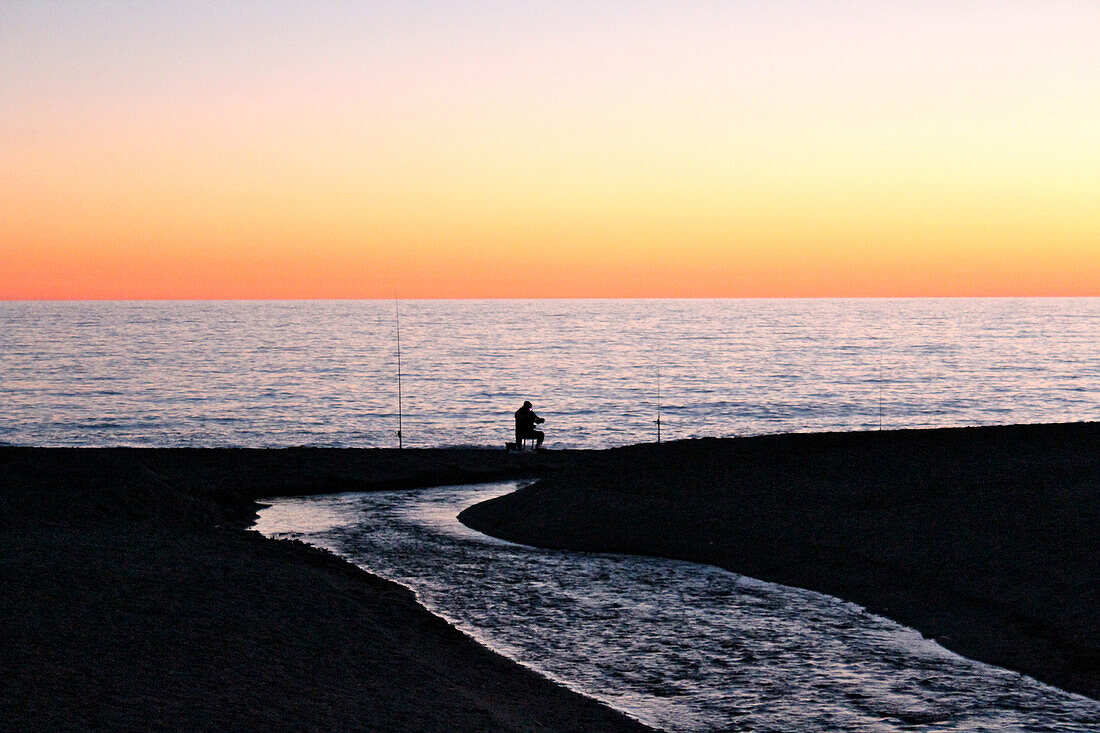 Angler am Strand im Sonnenuntergang, Salobrena, Costa Tropical, Andalusien, Spanien