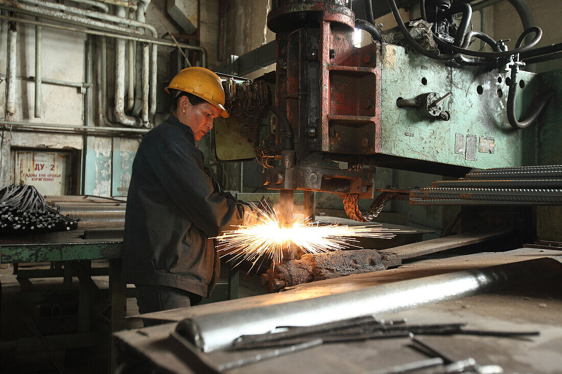 Schweisserin in einer Fabrik für Stahlbetonfertigteile, Ulaanbaatar, Mongolei