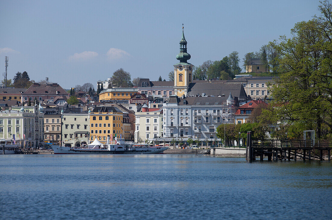 Blick über Traunsee auf Gmunden, Oberösterreich, Österreich