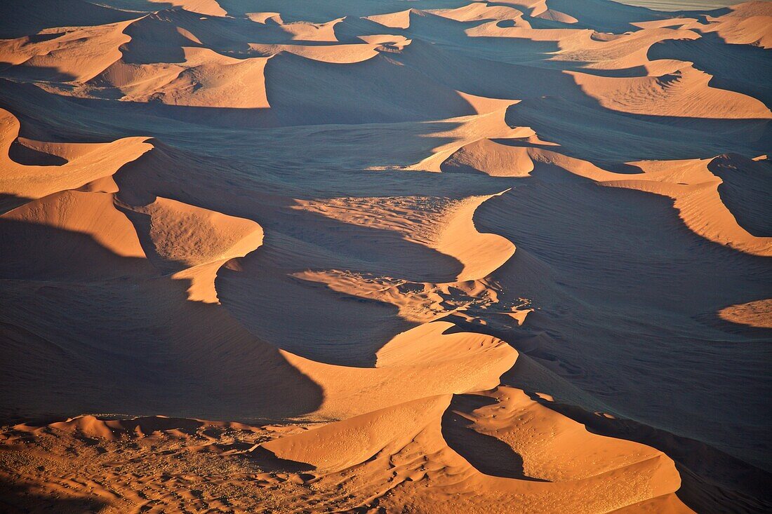 Luftaufnahme von Draa - Dünen in der Wüste Namib, Namibia