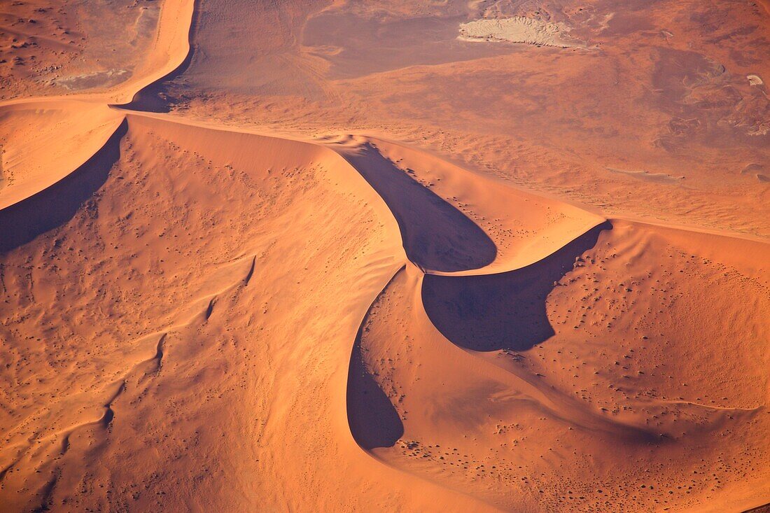 Luftaufnahme von einer Sterndüne in der Wüste Namib, Namibia