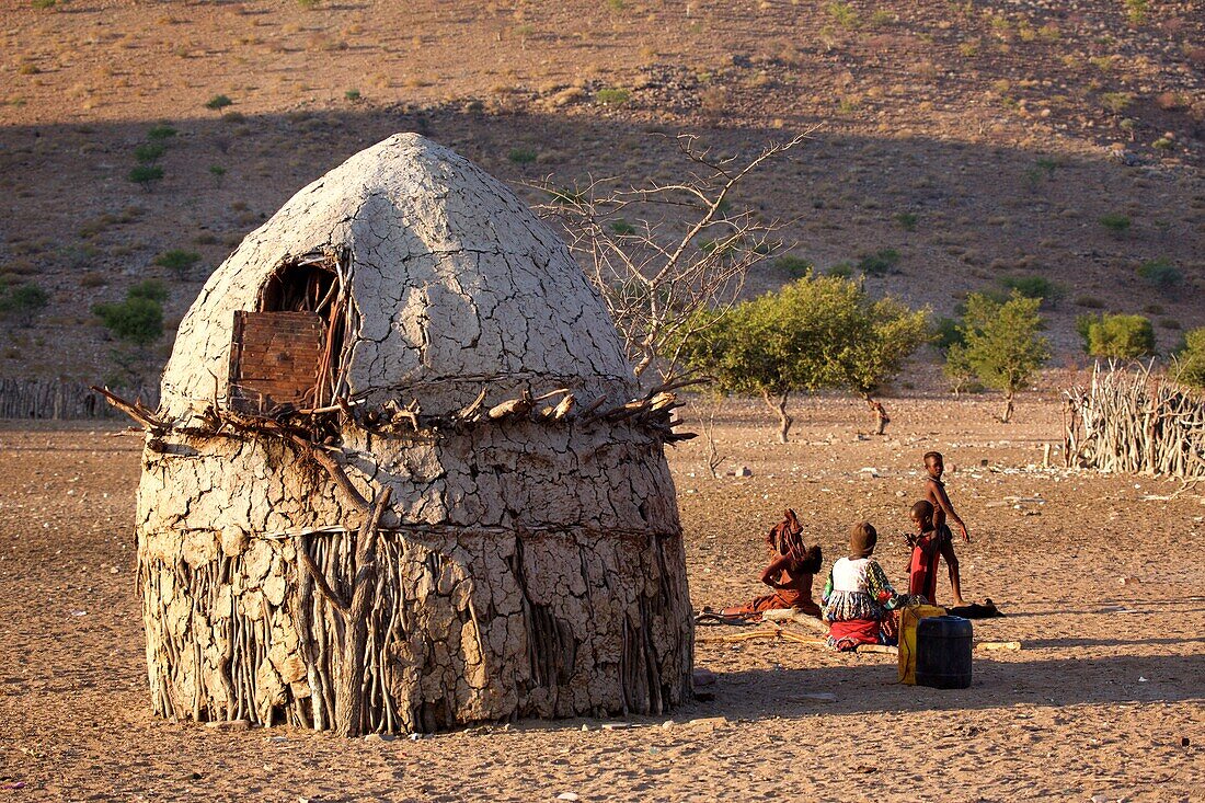 Himba-Nomaden vor ihrer Hütte, Kaokoveld, Namibia