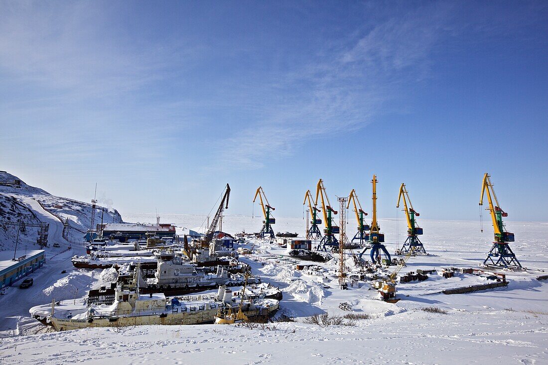 zugefrorener Hafen von Anadyr, Tschukotka (Autonomer Kreis der Tschuktschen), Sibirien, Russland