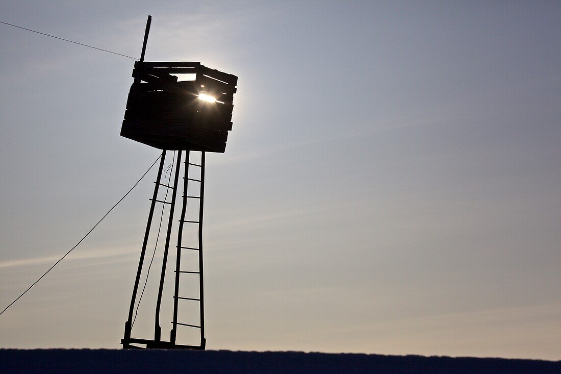 Beobachtungsturm für Walfänger an der Küste der Beringsee in der Inuitsiedlung Uelkal, Tschukotka (Autonomer Kreis der Tschuktschen), Sibirien, Russland