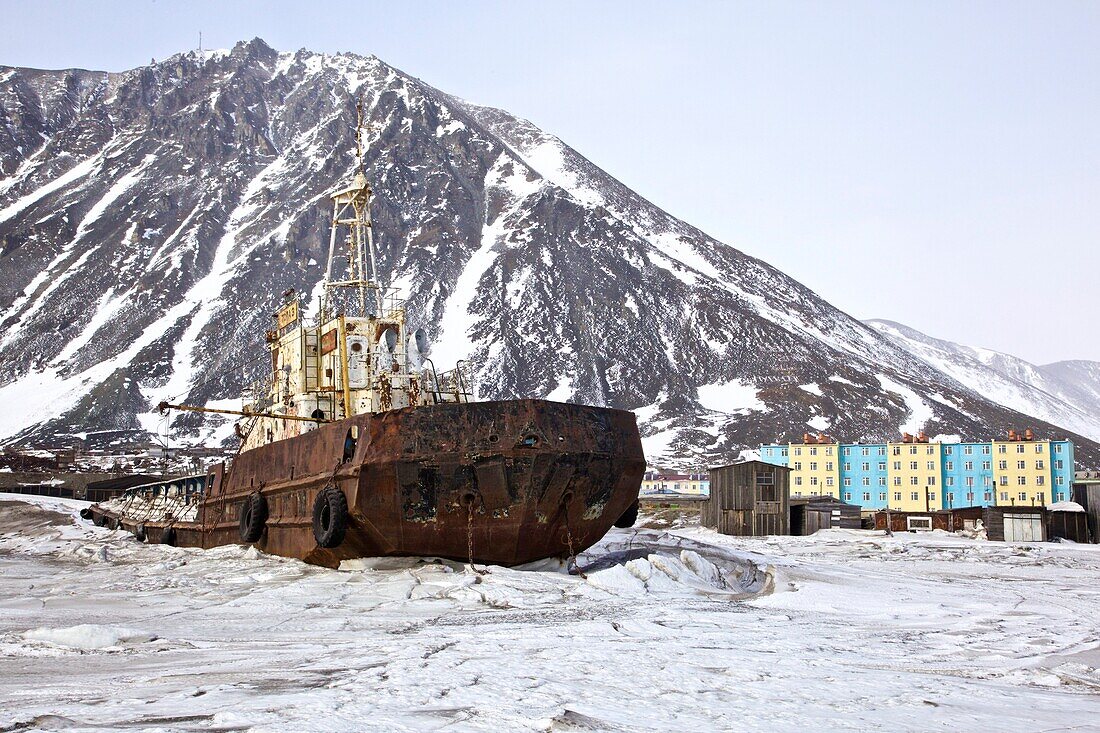 verrostetes Schiff im zugefrorenen Hafen von Egwekinot, Tschukotka (Autonomer Kreis der Tschuktschen), Sibirien, Russland