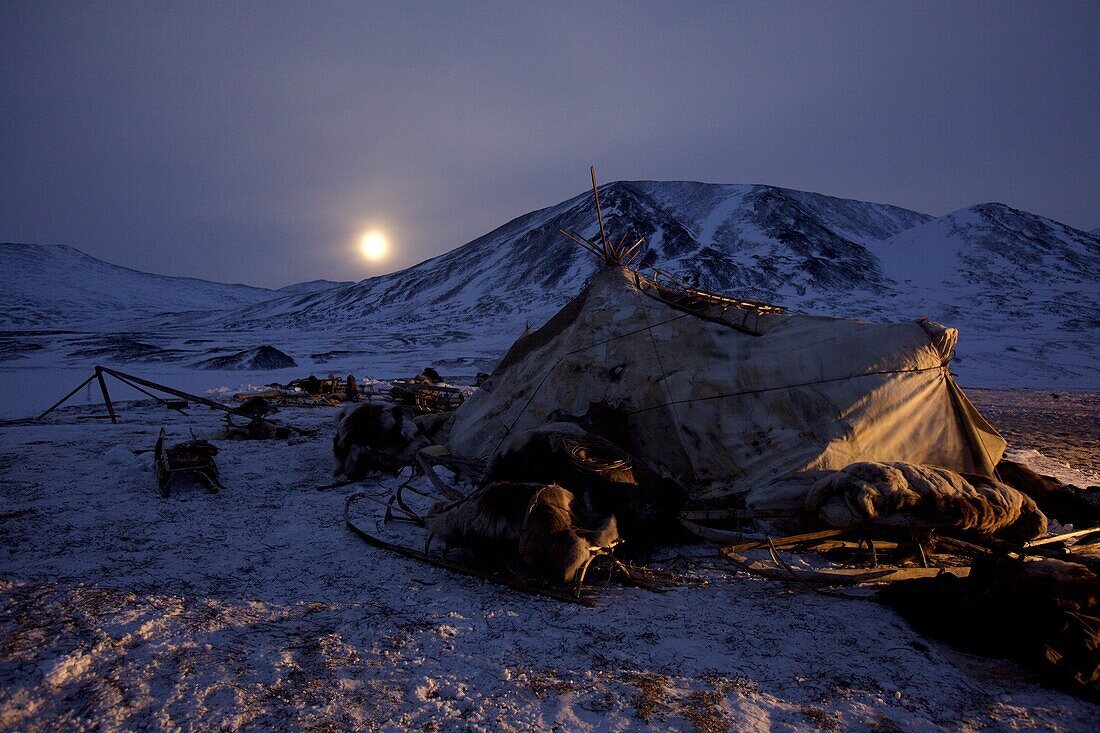 Yaranga, Zelt sibirischer Rentiernomaden bei aufgehendem Mond, Tschukotka (Autonomer Kreis der Tschuktschen), Sibirien, Russland