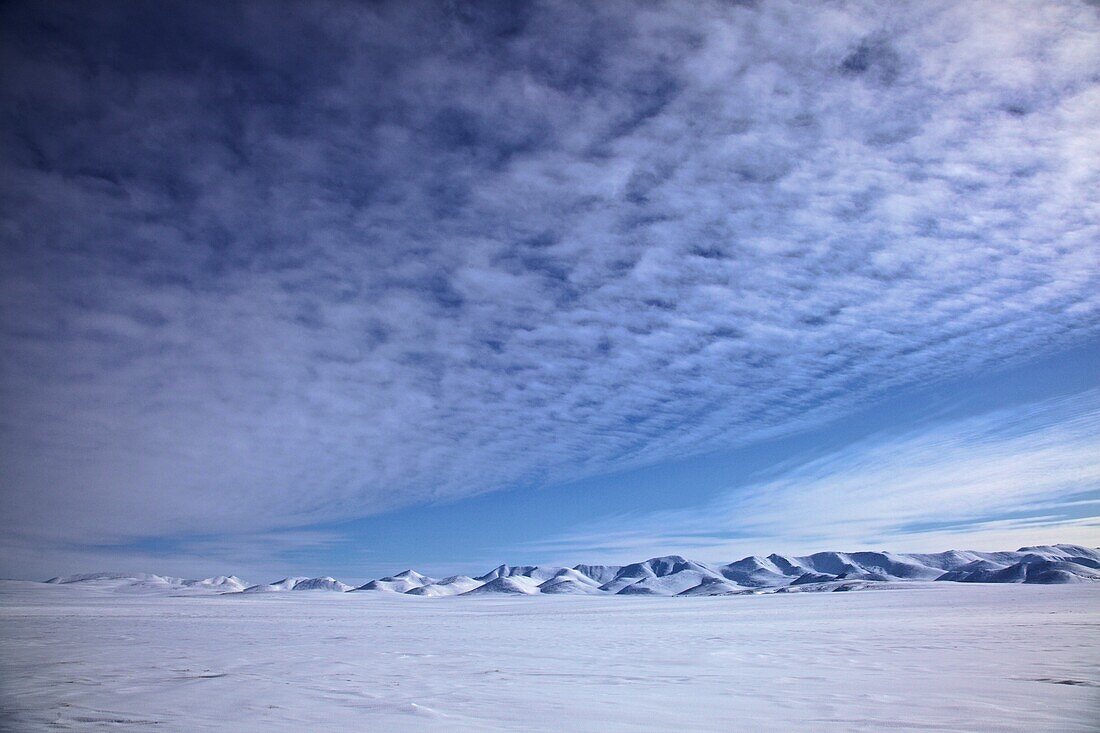 Zirruswolken über dem Zolotoy Khrebet-Gebirge, Tschukotka (Autonomer Kreis der Tschuktschen), Sibirien, Russland