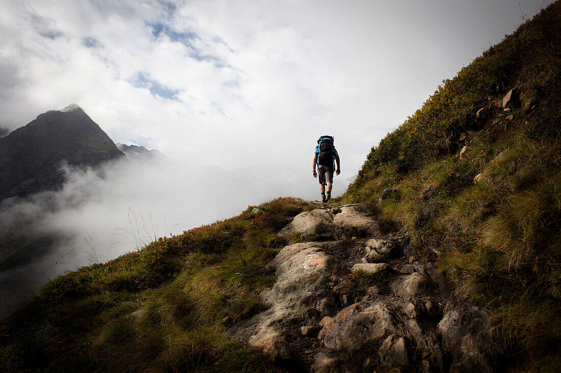 Mann auf einem Bergpfad, Aufstieg zur Bremer Hütte (2413 m), Hinteres Gschnitztal, Stubaier Alpen, Tirol, Österreich