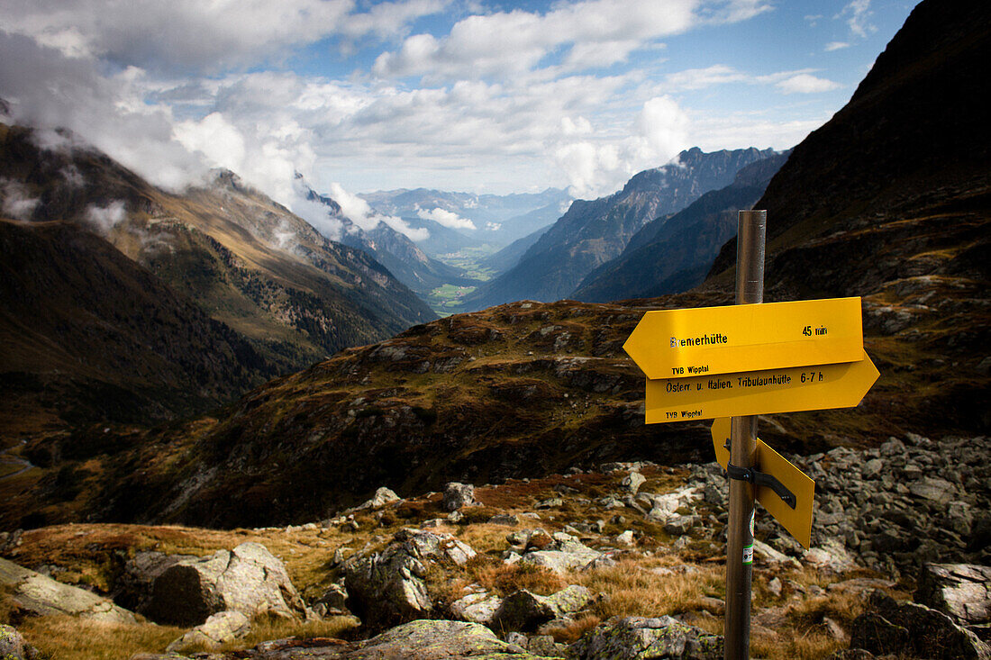 Wegweiser mit Blick in das Gschnitztal, Aufstieg zur Bremer Hütte (2413 m), Hinteres Gschnitztal, Stubaier Alpen, Tirol, Österreich